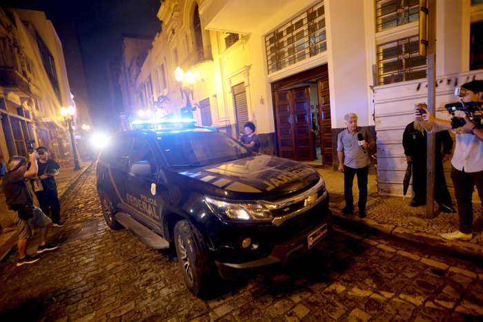 Vehículo de la policía donde es transportado el exfutbolista Robson de Souza &#039;Robinho&#039;. EFE