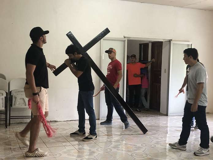 Jóvenes se preparan para el drama de Semana Santa en Las Minas.