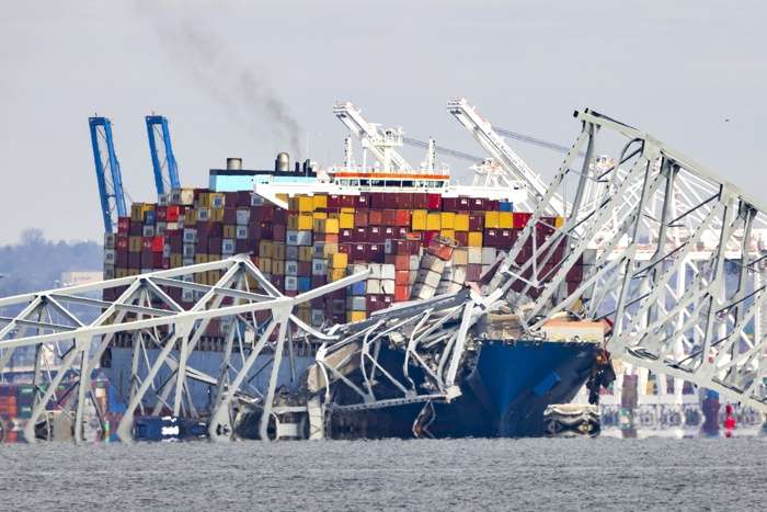 El carguero Dali, con bandera de Singapur, se estrelló contra el puente Francis Scott Key parcialmente derrumbado en Baltimore, Maryland, EE.UU. EFE