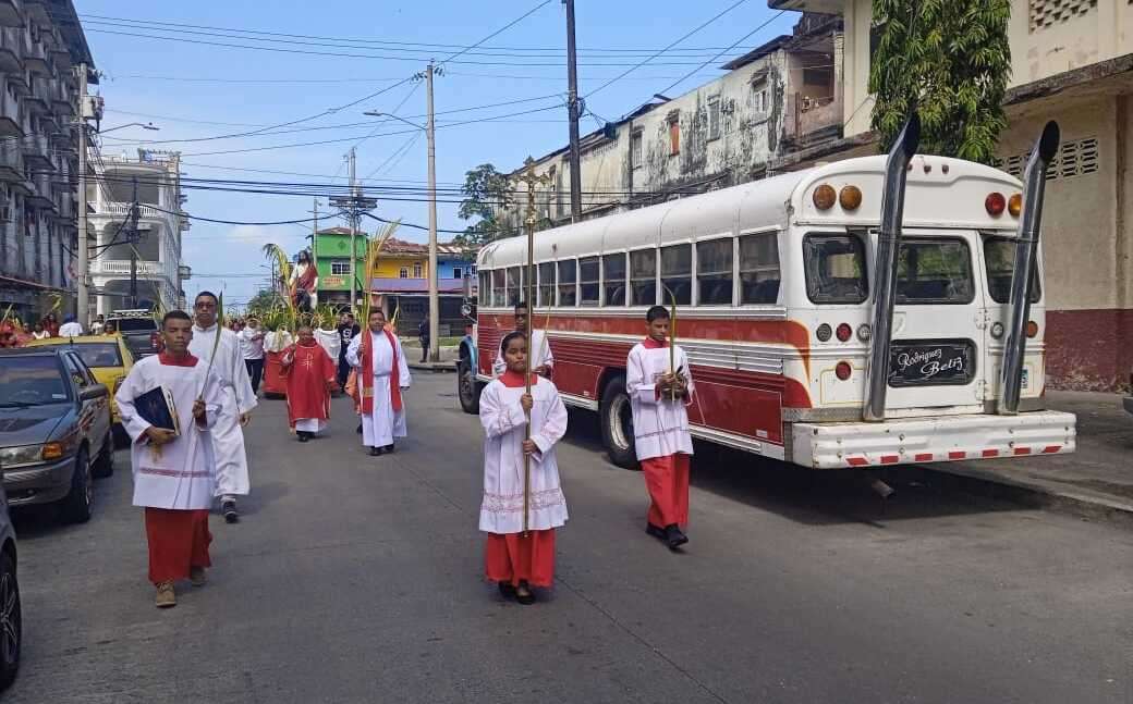 Domingo de Ramos en las calles de Colón.