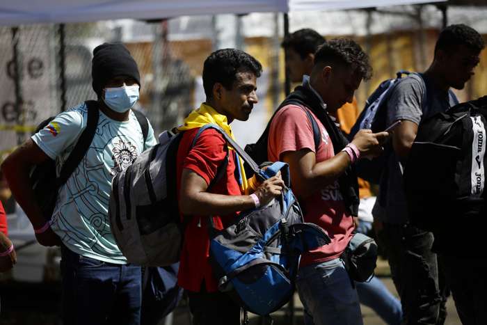 Personas migrantes de origen venezolano esperan, en un refugio temporal de Ciudad de Panamá (Panamá). EFE / Archivo