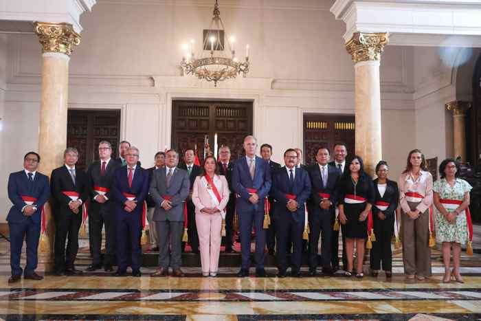 Fotografía cedida por la Presidencia de Perú de la mandataria, Dina Boluarte, mientras posa junto a los nuevos integrantes de su gabinete de ministros, este lunes en Lima (Perú). EFE