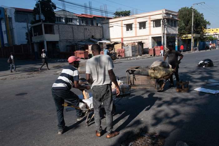 Habitantes empujan carretas con bultos cerca de Champs Mars, la principal plaza pública de la ciudad, este martes en Puerto Príncipe (Haití). EFE