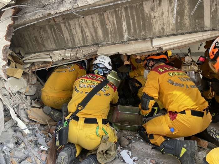 Miembros de un equipo de búsqueda y rescate realizan operaciones en un edificio después de un terremoto de magnitud 7,4 en Hualien, Taiwán, el 3 de abril de 2024. EFE