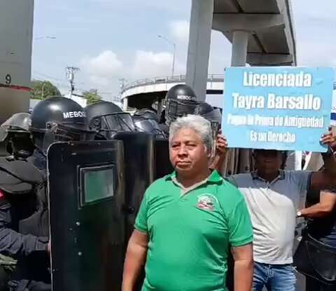 Los funcionarios de Adunas protestaron ayer, miércoles, frente a la sede de Aduanas.