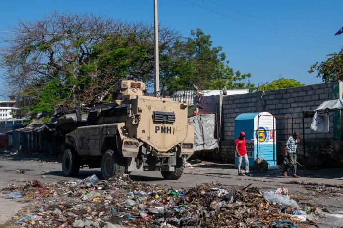 Un carro blindado de la Policía patrulla en una plaza pública de Puerto Príncipe (Haití). EFE