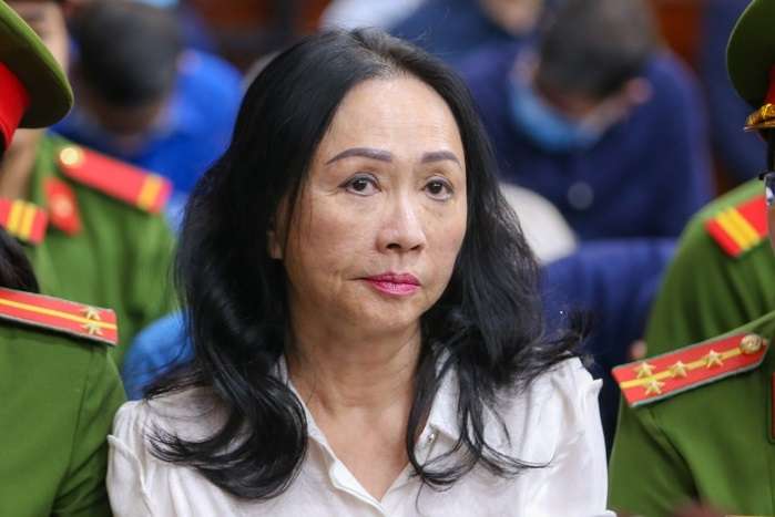 La empresaria Truong My Lan asiste al juicio en Ho Chi Minh (Vietnam) en el que fue condenada este jueves a la cadena de muerte por el desfalco de 12.500 millones de dólares del Banco Comercial de Saigon (SCB).  EFE