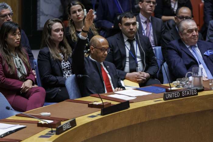 El representante alterno de los Estados Unidos, Robert A. Wood, levanta la mano para indicar su voto en contra de la membresía de Palestina en las Naciones Unidas, durante una reunión del Consejo de Seguridad en la sede del organismo en Nueva York. EFE