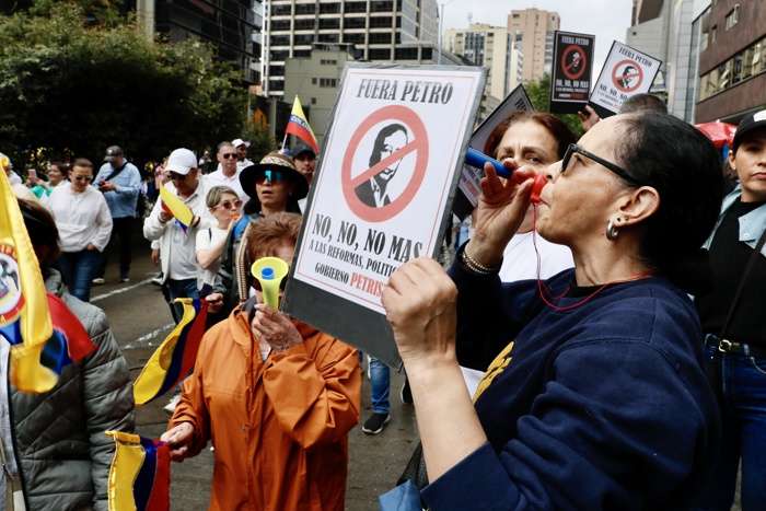 Manifestantes opositores al Gobierno de Gustavo Petro participan en una jornada de protesta en las calles de Bogotá (Colombia). EFE