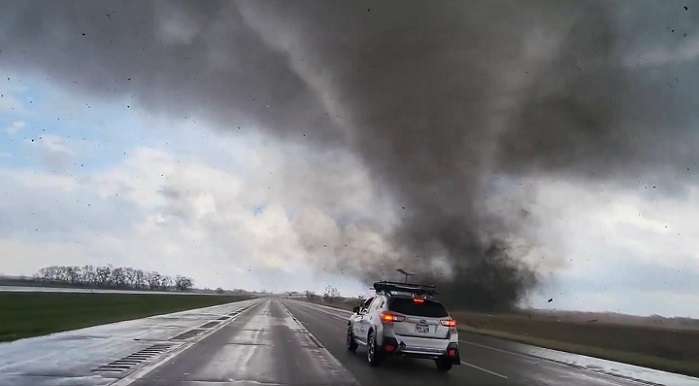 Un tornado arrasó los suburbios de Omaha, Nebraska y dañó cientos de casas, estructuras y kilómetros de tierras de cultivo.