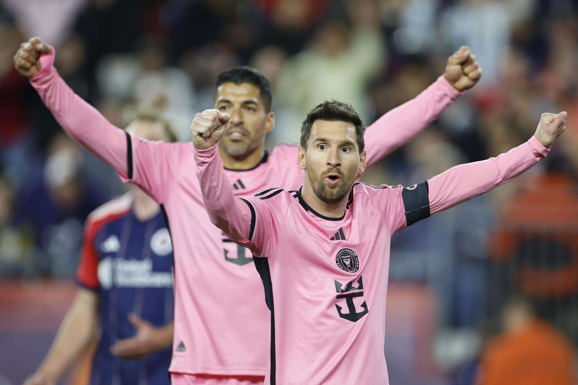 Lionel Messi (d) y Luis Suárez (i) celebran el triunfo. /Foto: EFE