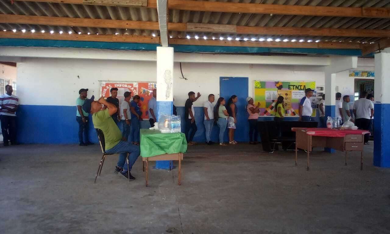 Electores en uno de los centros de votación de Colón.