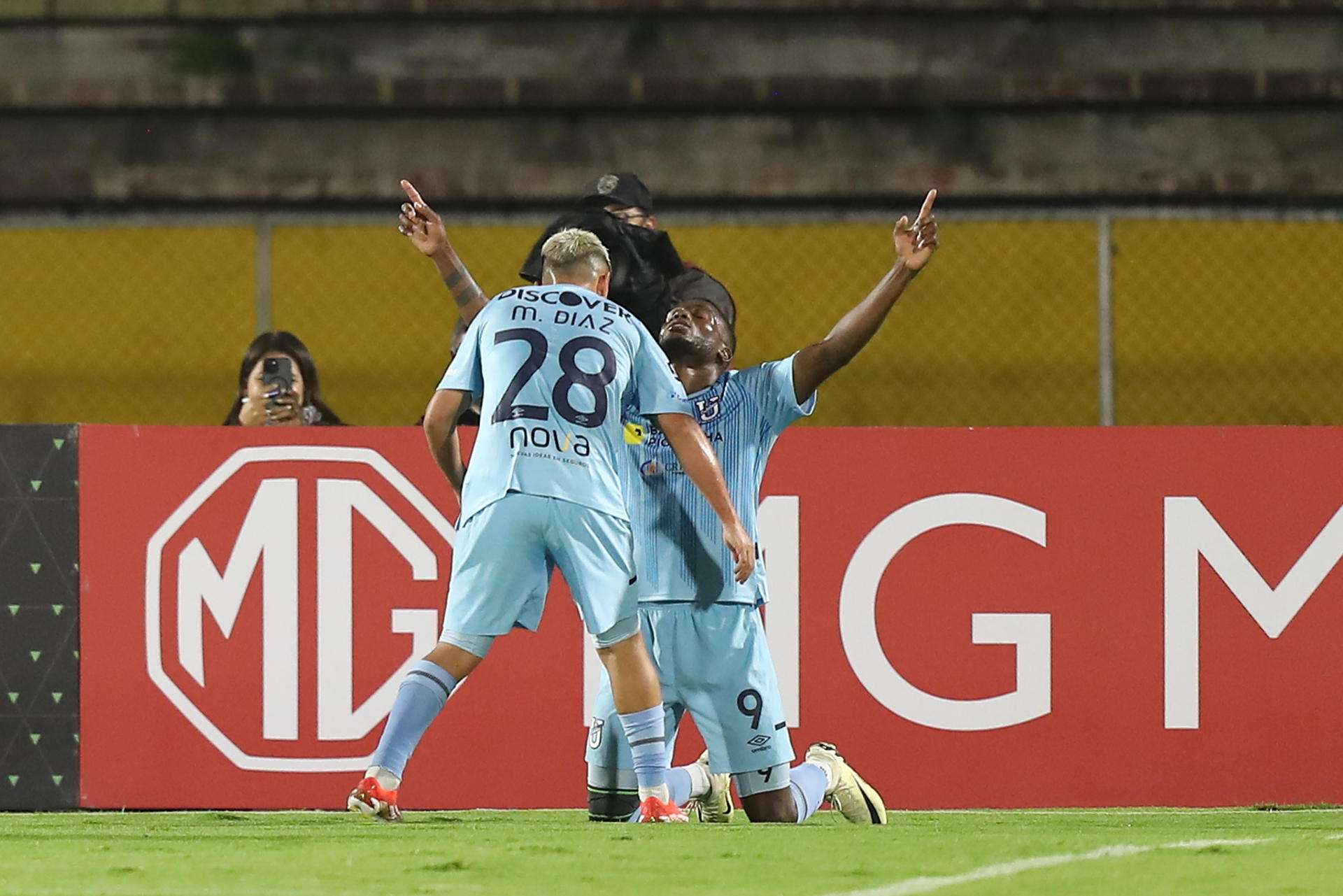 El delantero panameño José Fajardo (d) celebra uno de los dos goles. /Foto: EFE