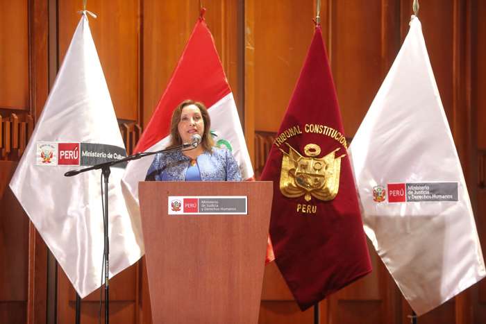 Presidenta Dina Boluarte durante la ceremonia de inauguración del seminario internacional ‘Constitución Política, Democracia y Valores Institucionales’, este viernes en Lima, (Perú). EFE