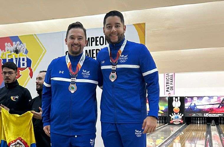 William Duen (izq.) y Donald Lee en la premiación del evento de dobles del Campeonato Sudamericano Élite de Bolos. Foto: CNBP