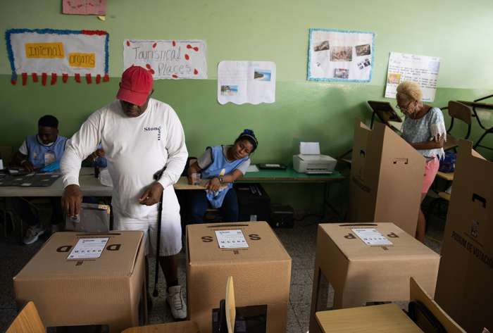 Ciudadanos votan este domingo en Santo Domingo (República Dominicana). EFE