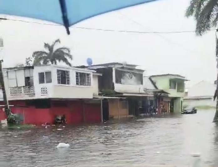 El alto nivel del agua en las calles se mantuvo durante varias horas.