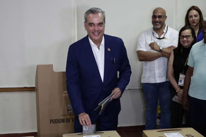 El presidente reelecto, Luis Abinader, votó en un centro electoral en la Secundaria Babeque, en Santo Domingo (República Dominicana). EFE
