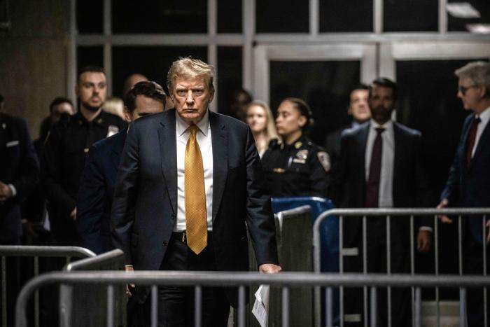 El ex presidente estadounidense Donald Trump (C) se prepara para dirigirse a los periodistas al final del día en su juicio penal. EFE