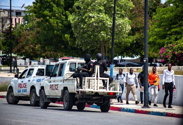 Miembros de la Policía Nacional Haitiana (PNH) realizando un operativo de seguridad en las proximidades del Palacio Nacional. EFE / Archivo