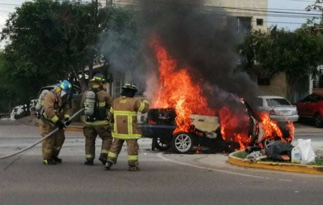 Bomberos en atención de un auto incendiado. (Foto: Ilustrativa)