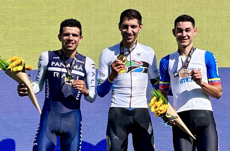 Franklin Archibold (izq.) durante la premiación de la contrarreloj individual Élite masculina del Campeonato Panamericano de Ciclismo. Foto: Fepaci
