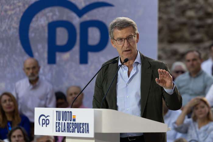 El presidente del PP, Alberto Núñez Feijóo, participa en un evento con motivo de las elecciones europeas este lunes, en Talavera de la Reina (Toledo). EFE