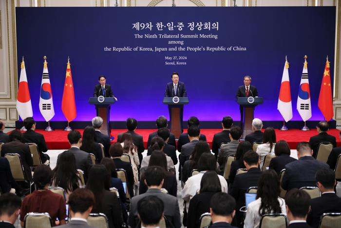 El presidente surcoreano, Yoon Suk-yeol (C), habla mientras el primer ministro japonés, Fumio Kishida (I), y el primer ministro chino, Li Qiang (D) escuchan. EFE