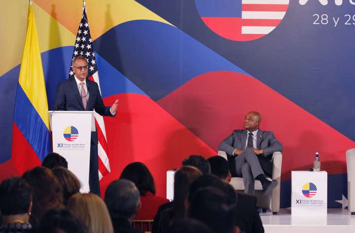 El subsecretario de Estado de Administración y Recursos de EE.UU., Richard Verma (i), habla durante la instalación del XI Diálogo de Alto Nivel (DAN), este martes en Bogotá (Colombia). EFE