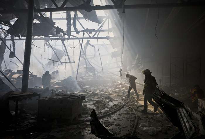 Rescatistas ucranianos trabajan en el lugar de un bombardeo contra una imprenta en Járkov, Ucrania, el 23 de mayo de 2024.EFE