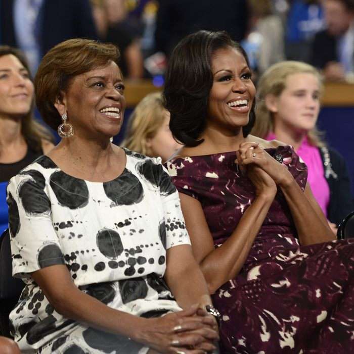 La exprimera dama de Estados Unidos Michelle Obama (d) junto a su madre, Marian Robinson, quien murió este 31 de mayo de 2024 a los 86 años. EFE