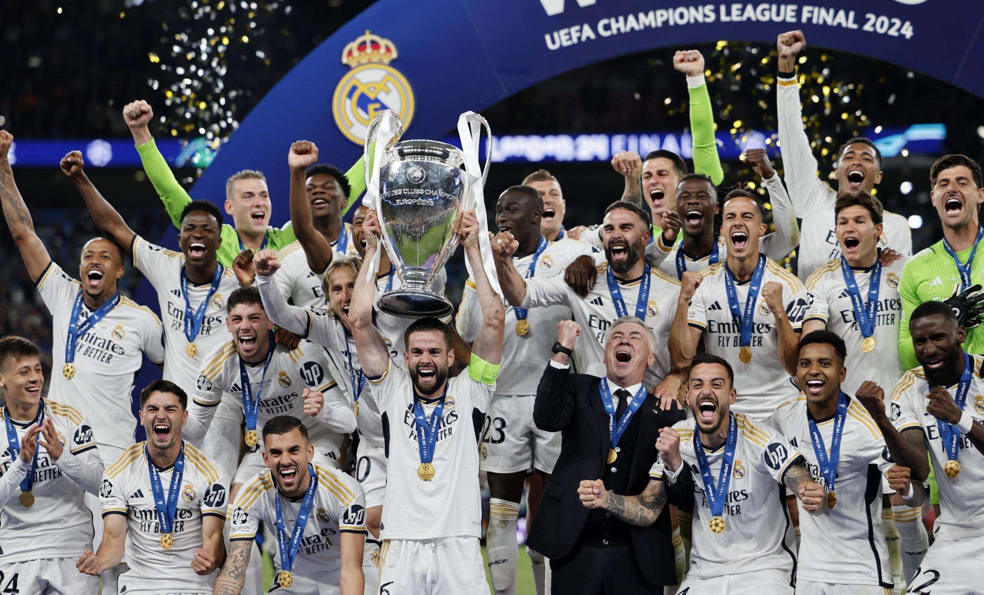 &#039;Nacho&#039; levantó el trofeo de Liga de Campeones número 15 del Real Madrid. /Foto: EFE