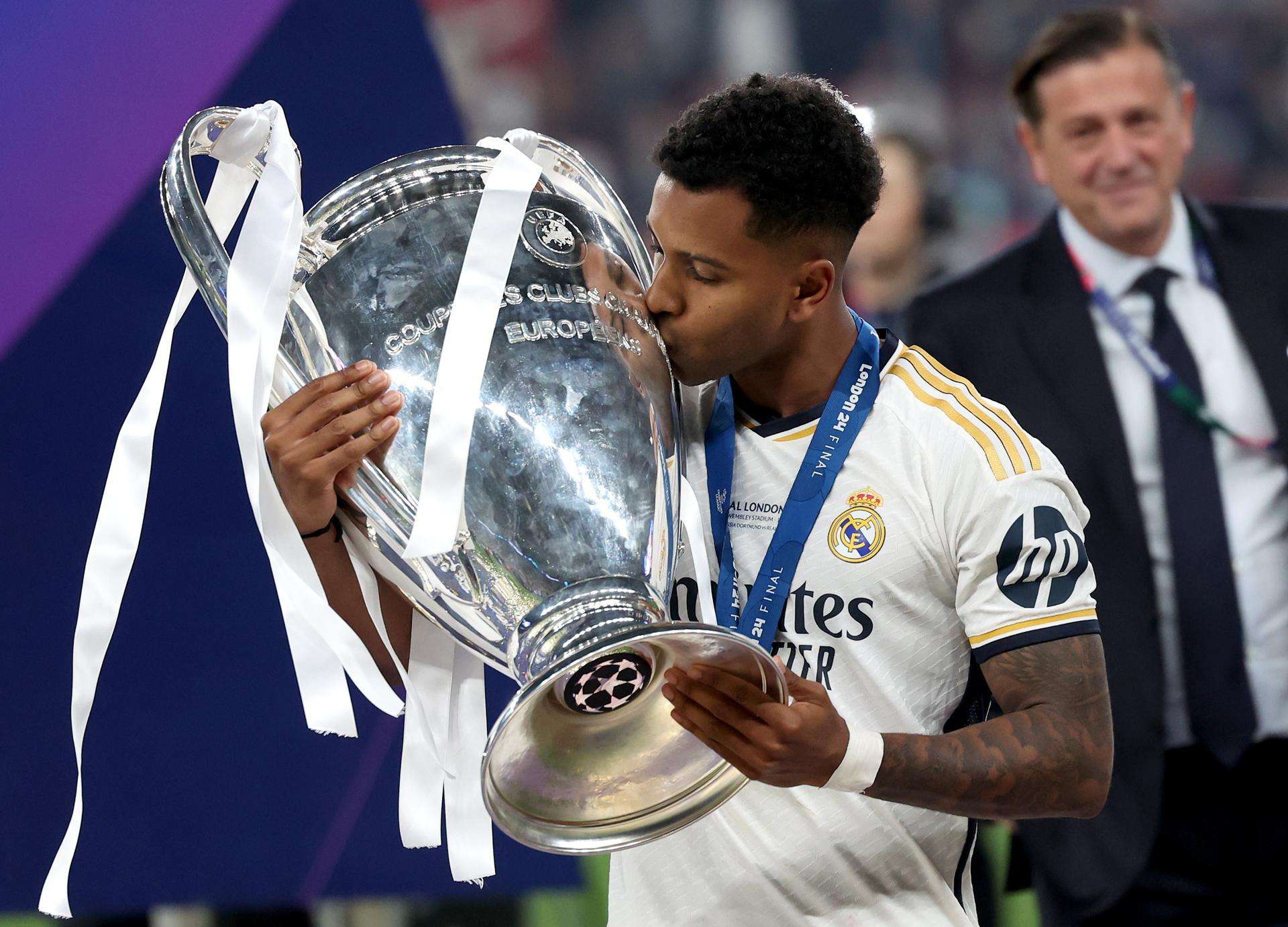 El jugador del Real Madrid Rodrygo besa la copa de la Liga de Campeones. /Foto: EFE