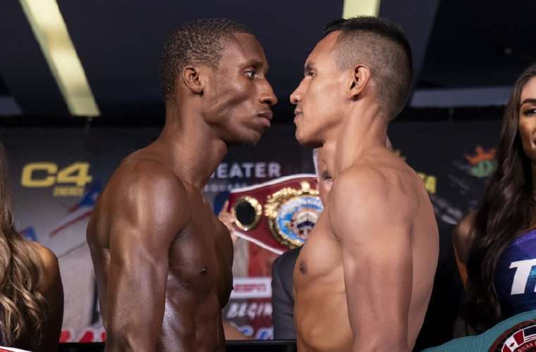 El panameño Brayan De Gracia (der.) y su rival, el estadounidense Bruce Carrington, en la ceremonia de pesaje oficial. Foto: Top Rank