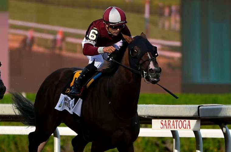 El jinete panameño Luis Sáez, con el ejemplar ‘Dornoch’, en los metros finales del Belmont Stakes. 