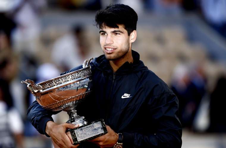 El tenista español Carlos Alcaraz con el trofeo de campeón del Roland Garros. Foto: EFE