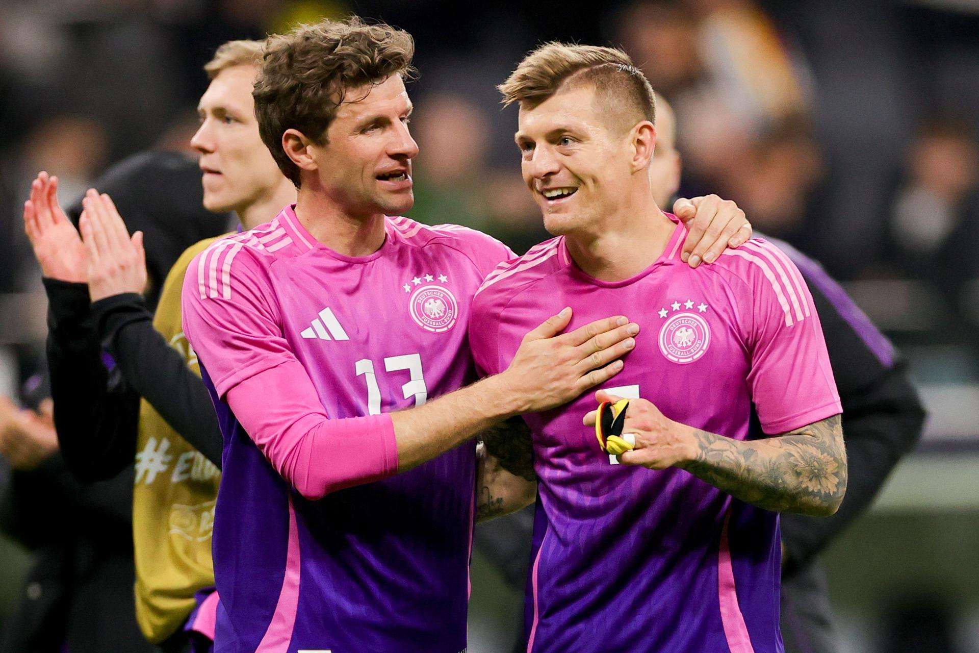 Thomas Mueller (L) y Toni Kroos celebran un gol ante Países Bajos. /EFE