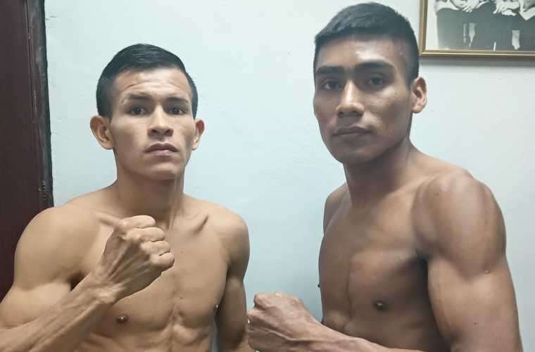 Abdiel &#039;El Cuco&#039; Mojica (izq.) y su rival Carlos Bonilla ayer en el examen médico y pesaje previo. Foto: Cortesía