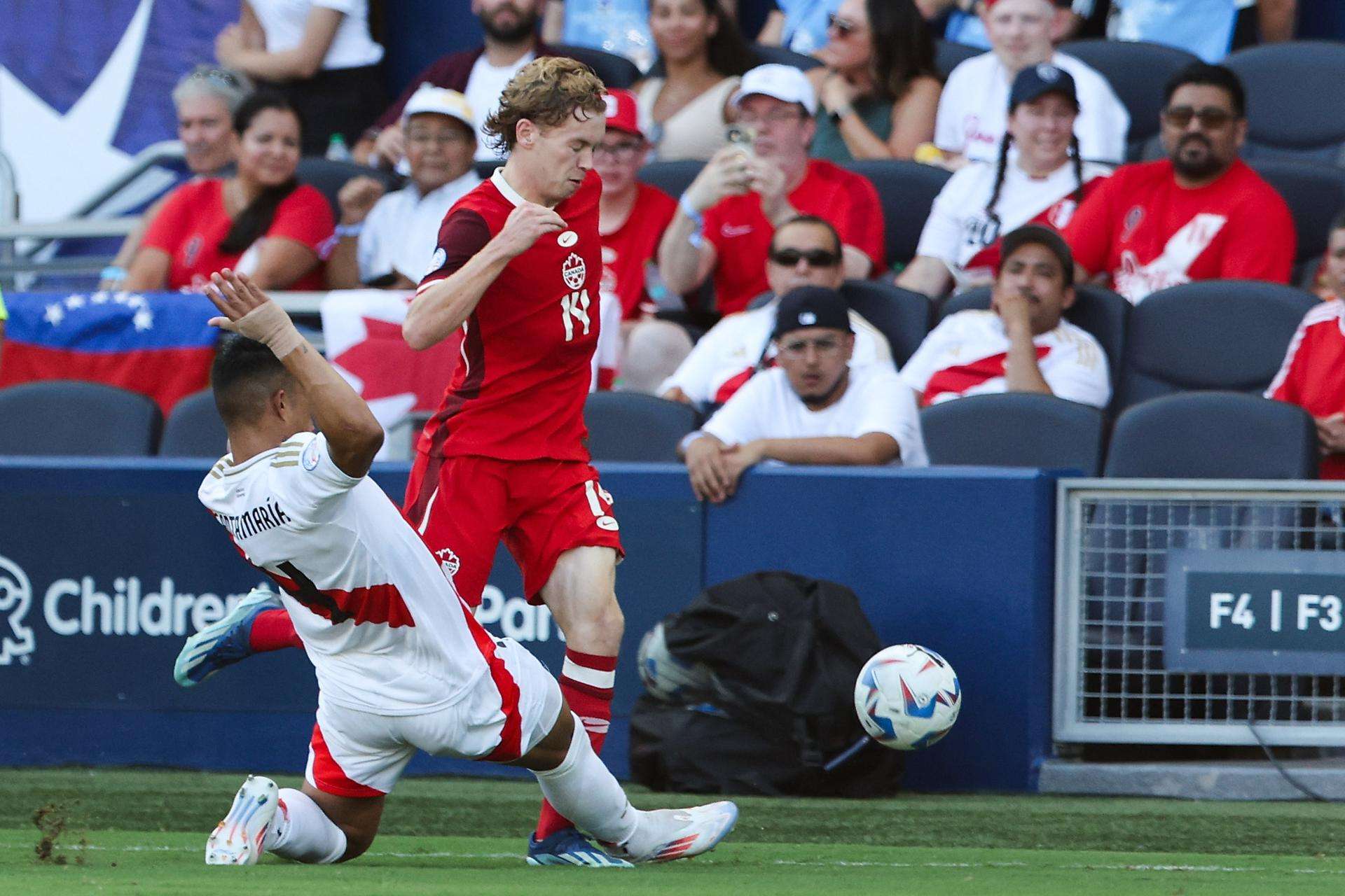 Anderson Santamaría (i), defensor de Perú, desafía al delantero de Canadá Jacob Shaffelburg. /Foto: EFE