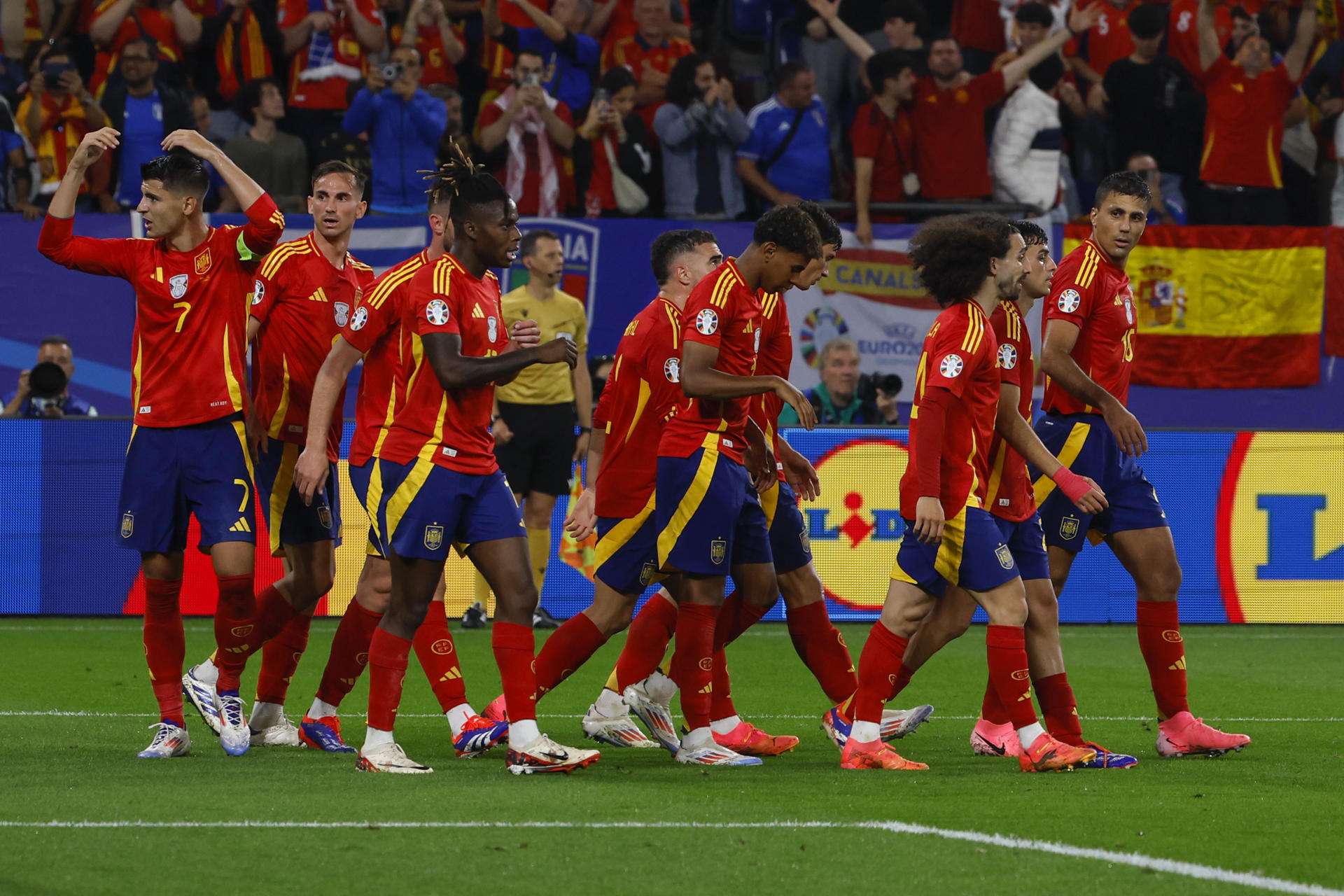 Los jugadores de la selección española celebran uno de sus goles. /EFE