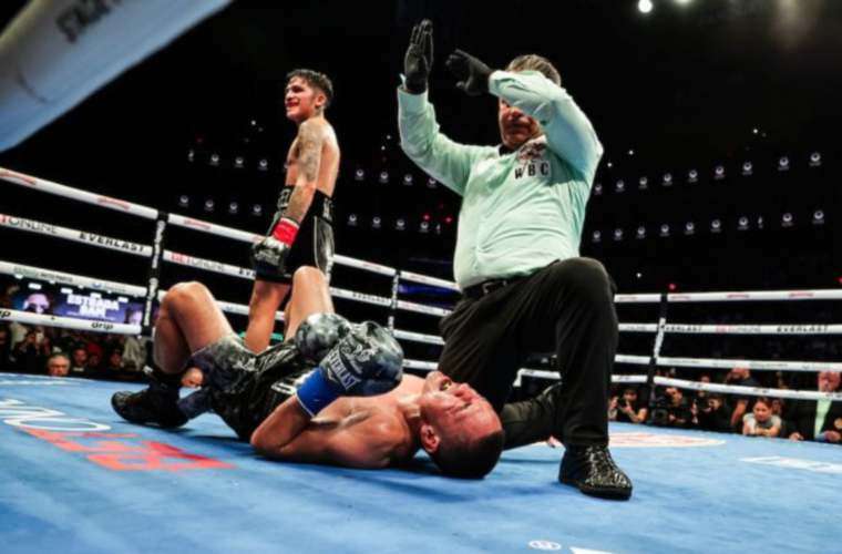 Jesse Rodríguez (de pie) luego de derribar a Juan Francisco Estrada. Foto: EFE