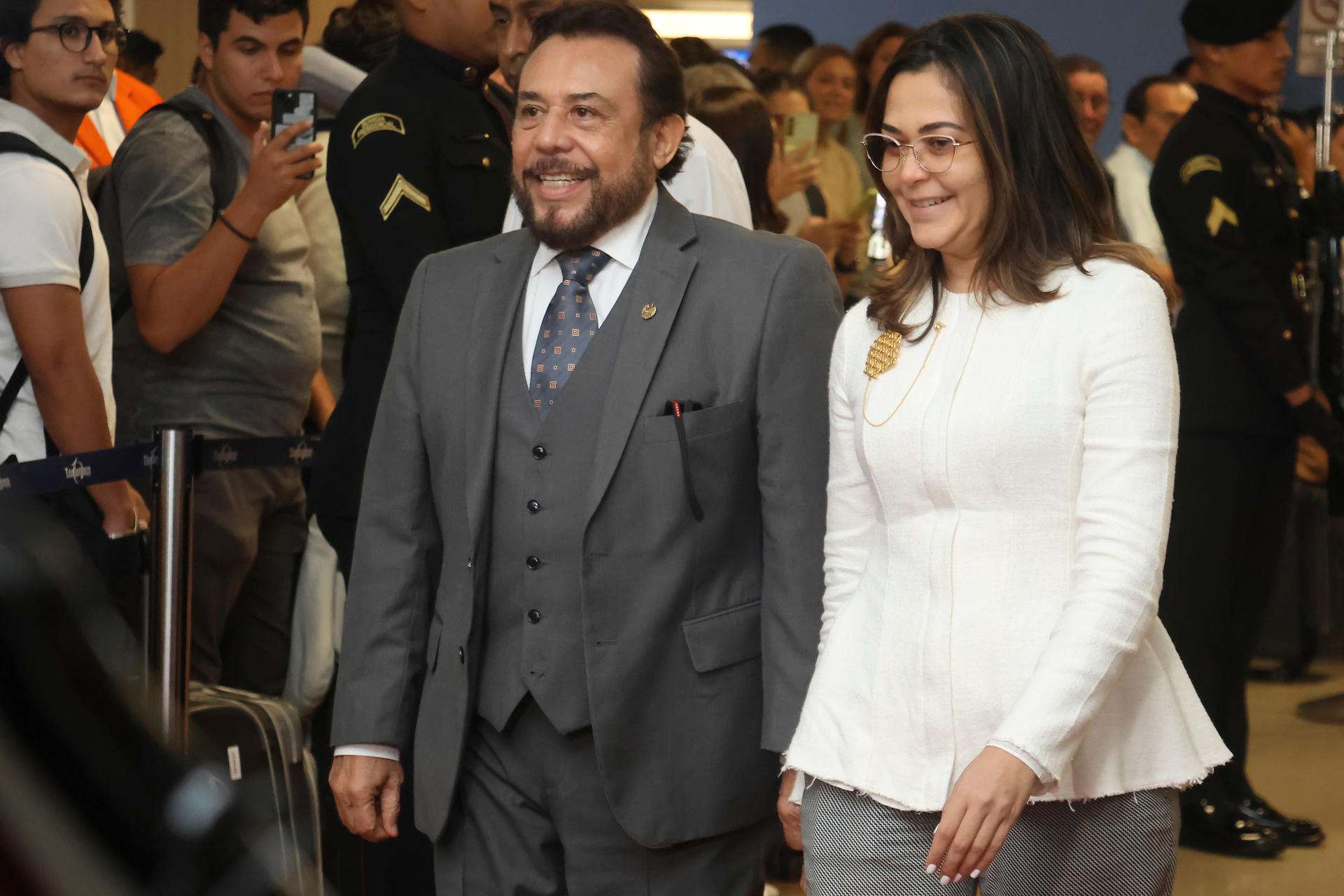  El vicepresidente de El Salvador Félix Ulloa es recibido por la canciller de Panamá Janaina Tewaney Mencomo a su llegada al aeropuerto internacional de Tocumen este sábado.