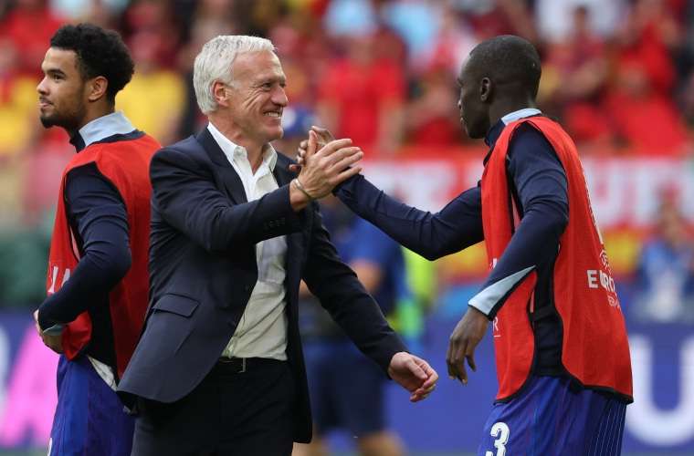 Didier Deschamps, seleccionador de Francia, celebra el pase a los cuartos de final de la Eurocopa 2024, luego del triunfo 1-0 sobre Bélgica. Foto: EFE