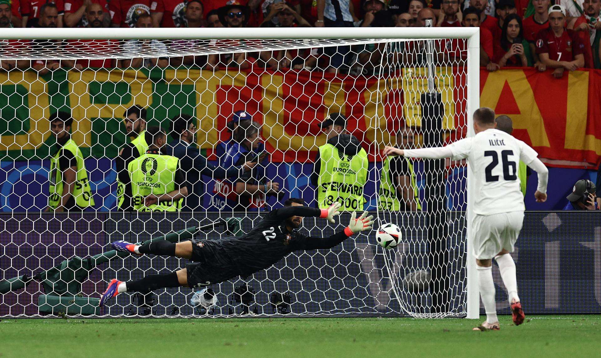 El portero Diogo Costa desvía el epnalti lanzado por Josip Ilicic. /Foto: EFE