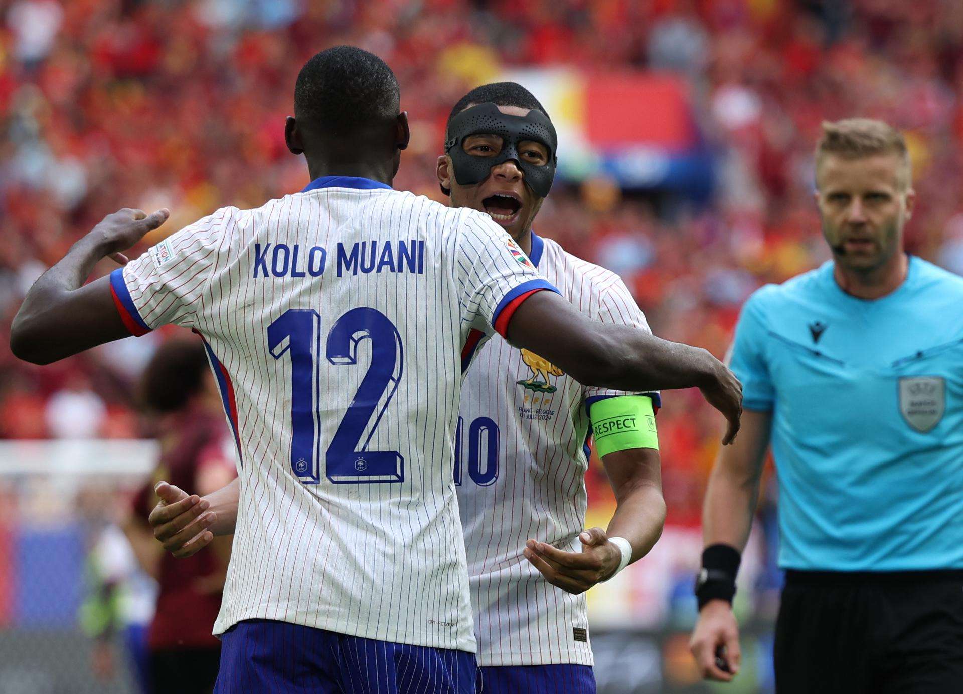 Randal Kolo Muani festeja con Kylian Mbappé. /Foto: EFE