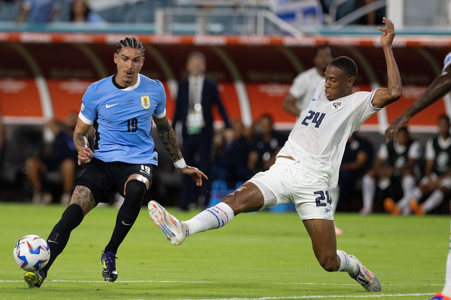 Edgardo Fariña (24) marca al uruguayo Darwin Núñez. /Foto: EFE