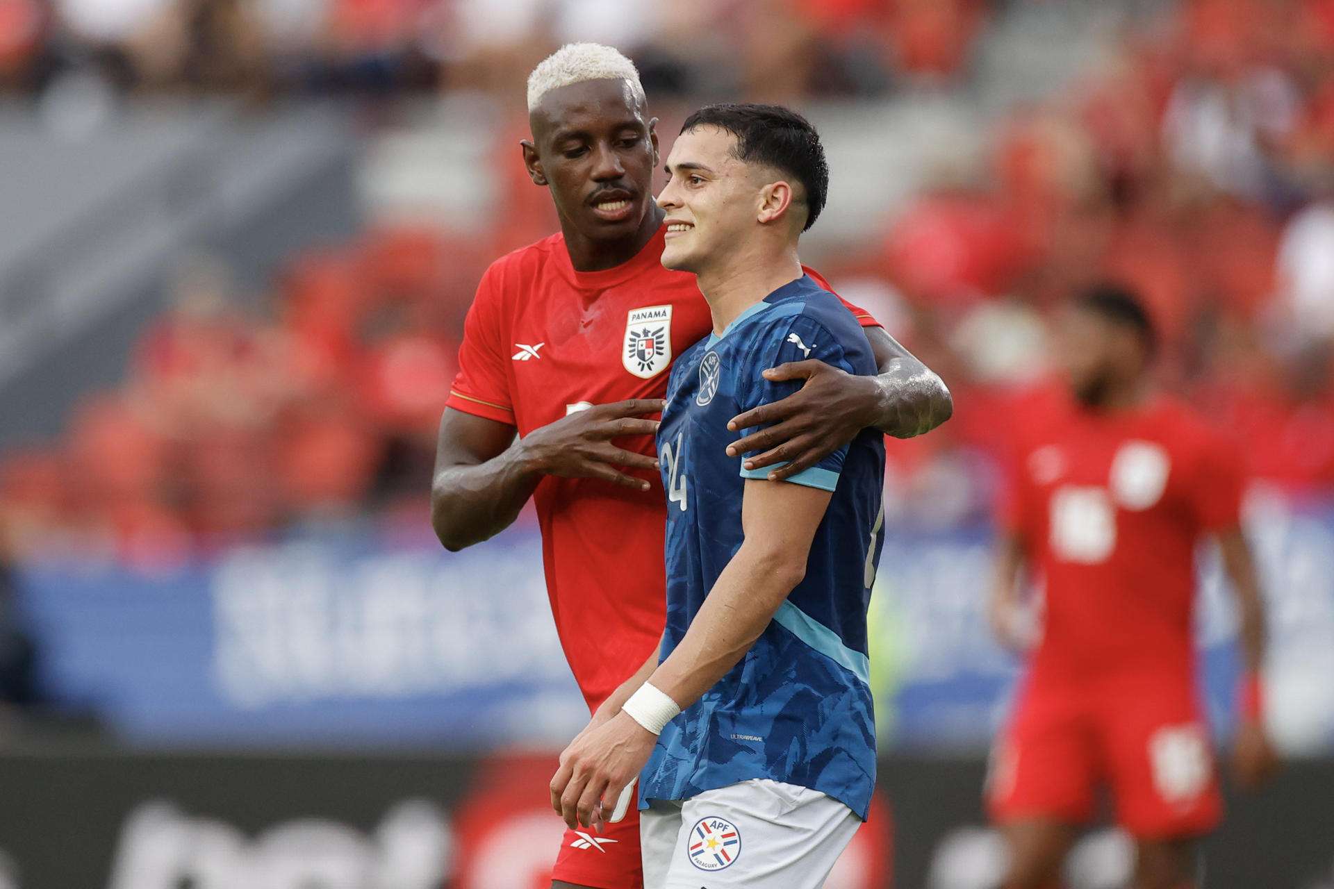 Freddy Góndola (i), atacante de la selección panameña. /Foto: EFE