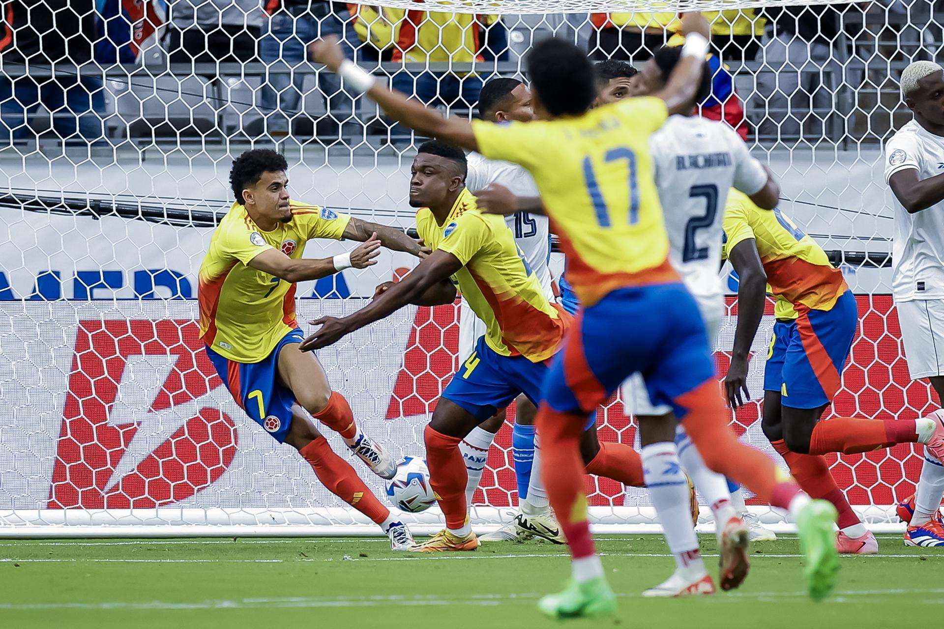 Jhon Cordoba, de Colombia, festeja su anotación. /Foto: EFE