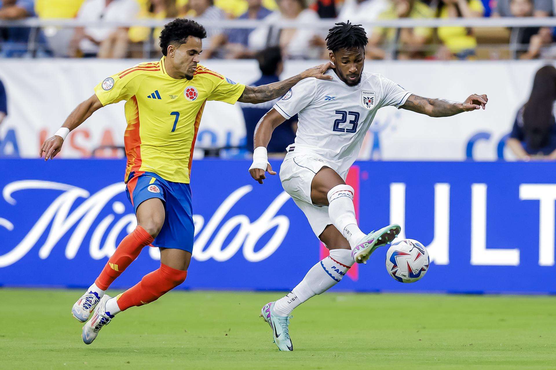 Michael Amir Murillo, de Panamá, y Luis Diaz, de Colombia /Foto: EFE