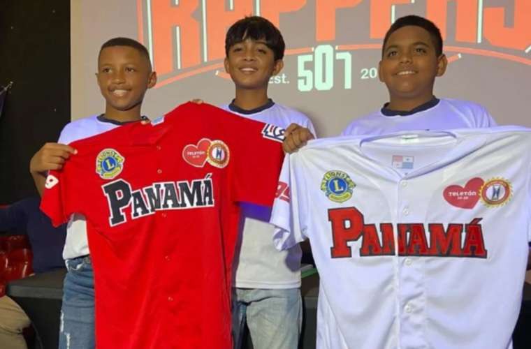 En la conferencia de prensa se mostraron los uniformes que utilizará Panamá en el Latinoamericano de Béisbol Infantil (11-12 años). Foto: Pequeñas Ligas de Panamá